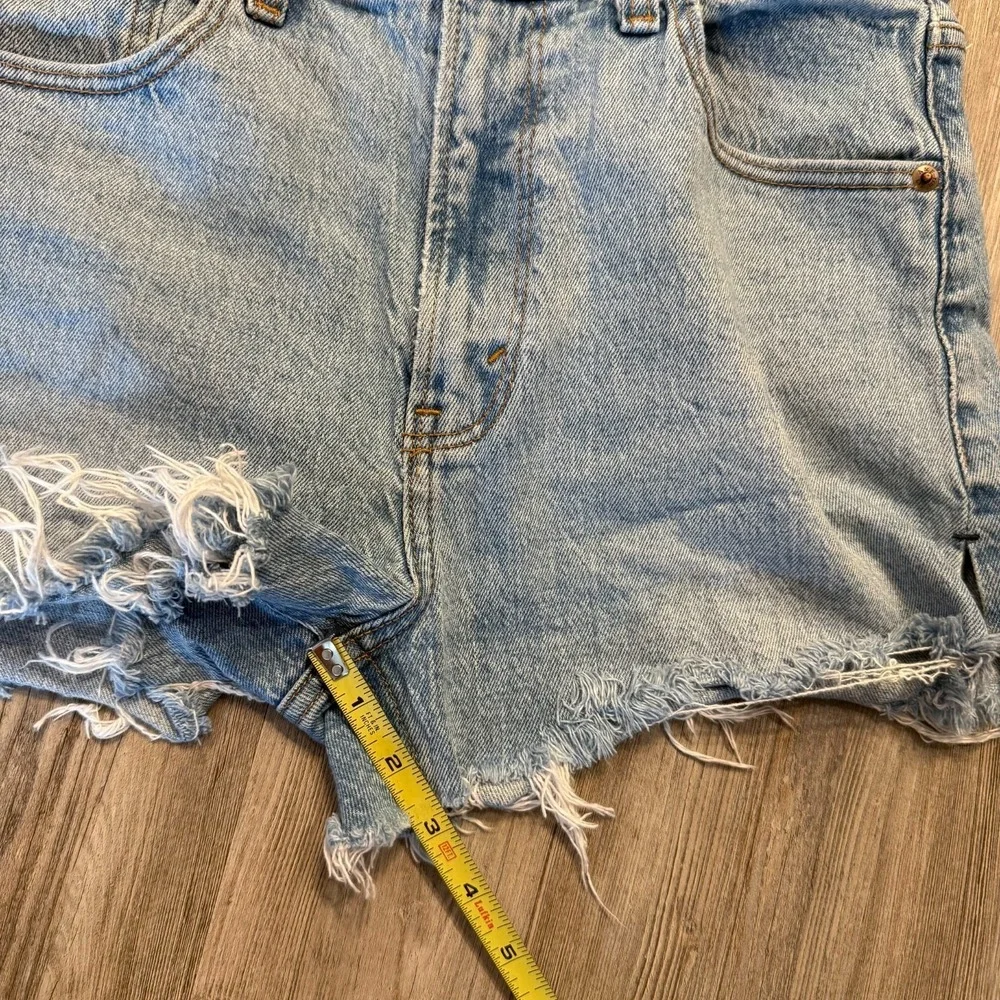 Abercrombie & Fitch Womens 27/4 Mom Short High Rise Light Wash - Picture 8 of 9